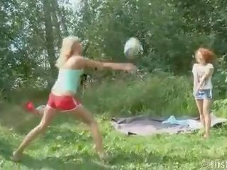 Volleyball vixens geben draußen dreier blasen