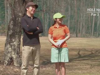 Golf harlot fica teased e creme por dois adolescents