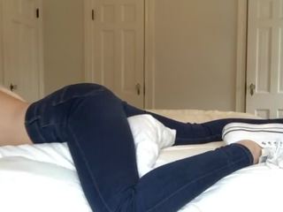 Pillow a esfregar em dela apertada jeans