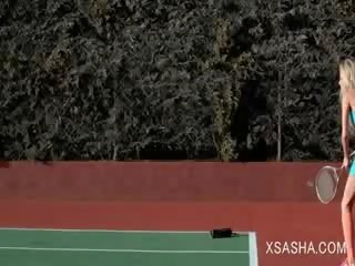 Porcas diva slattern sasha provocação cona com ténis racket
