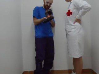 Sjuksköterska gör först aid på balle