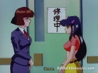 Hawt flokëverdhë anime transvestit duke thithur një shim`s i madh schlong në të saj gjunjë