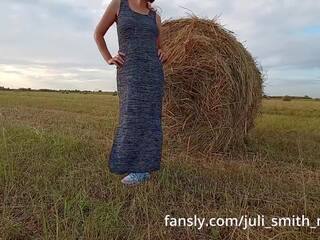 Аз флаш дупе и цици в а област докато harvesting hay