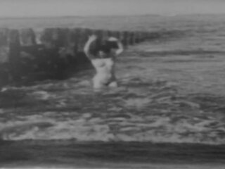 Dáma a žena nahý vonku - akcie v pomalý pohyb (1943)