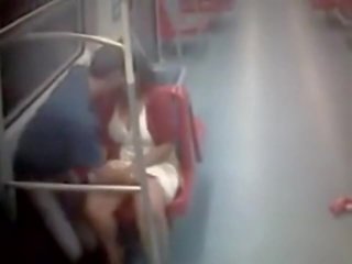 Pasangan tertangkap hubungan intim di itu metro