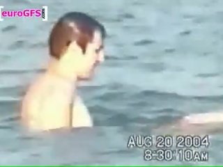 Gabriella scopa un tipo in il acqua