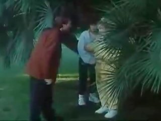 Marota adolescentes fodido ao ar livre em um clássicos cena