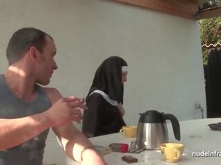 Jeune français nonne sodomized en plan a trois avec papy voyeur