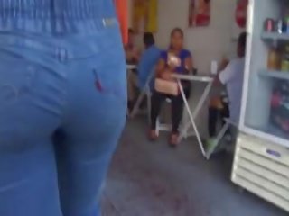 Latina de riquisimo culo en sempit jeans