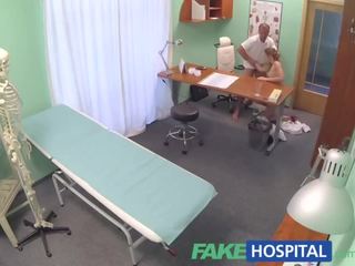 Fakehospital asistenta cu o glorious cur suge și fucks specialist pentru plăti crește