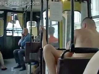 אקסטרים ציבורי x מדורג אטב ב א עיר אוטובוס עם כל ה passenger צופה ה זוג זיון