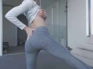 Swell blond teenager striptease mit perfekt titten und schön arsch im yogapants