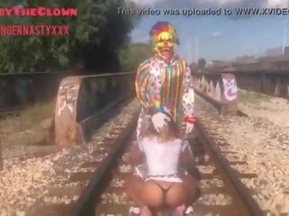 Klown prawie dostaje uderzać przez pociąg podczas coraz głowa