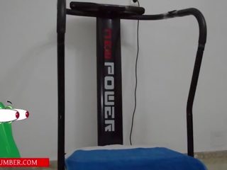 Punci szopás fel egy edzőterem gép