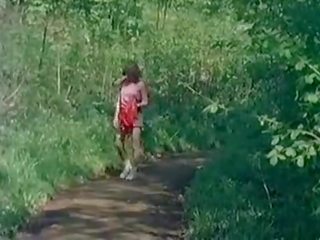 Adolescente chica masturbándose en la naturaleza