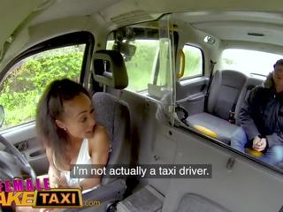 Fêmea falsificação táxi bonita negra cabbie com pequena shaven cona fode passenger