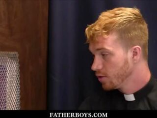 Młodzi catholic stripling ryland kingsley pieprzony przez ruda priest dacotah czerwony podczas confession