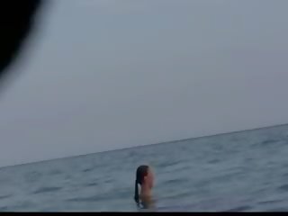 Se en naken kvinne ved den strand tan henne marvellous kroppen